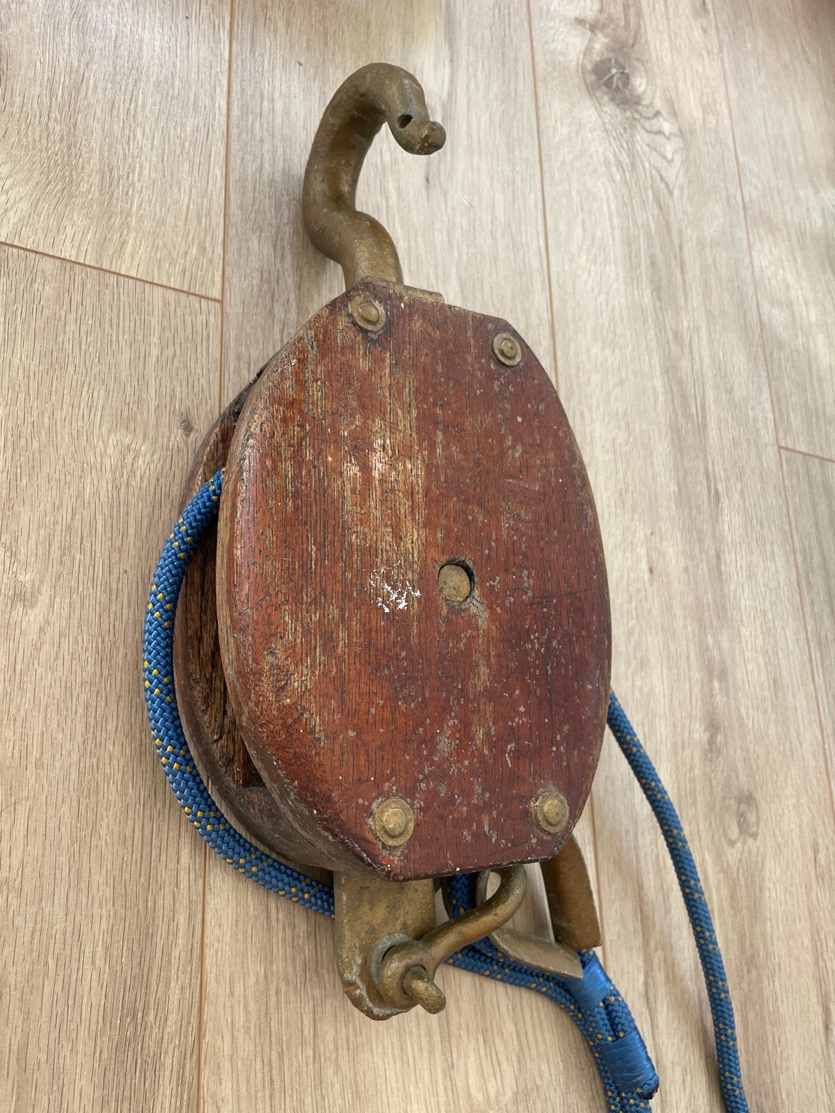 Antieke houten katrol met touw, Ophalen