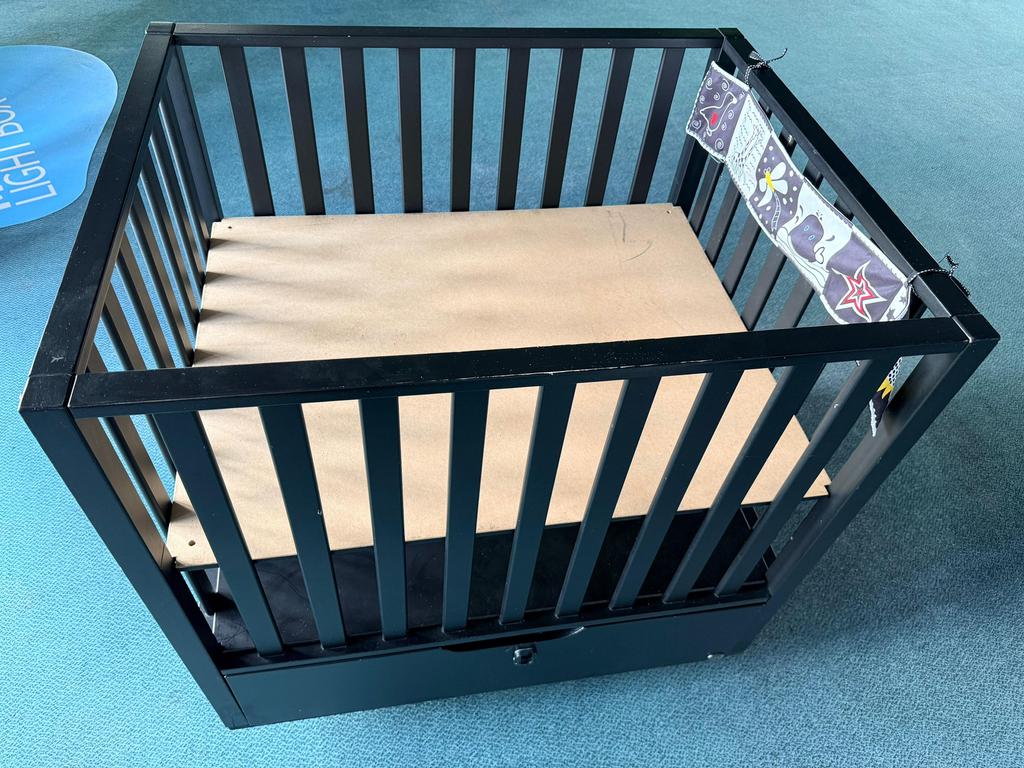 Zwarte box op wieltjes met lade, Kinderen en Baby's, Babywiegjes en Ledikanten, Ophalen, Zo goed als nieuw