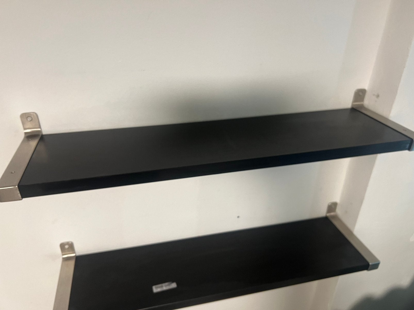 3 IKEA wandplanken zwart met metalen plankdragers, Huis en Inrichting, Ophalen, Zo goed als nieuw