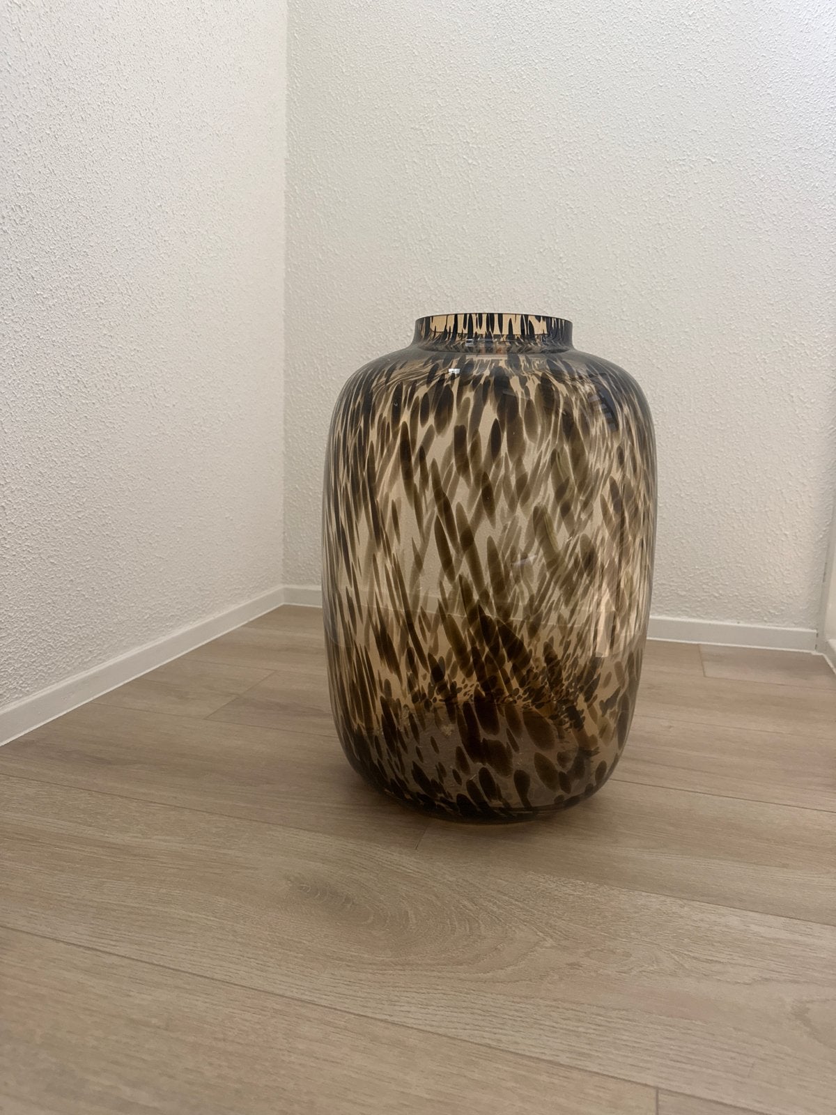 VT Wonen vaas cheetah, Huis en Inrichting, Woonaccessoires | Vazen, Ophalen, Bruin, Met patroon/structuur, Glas