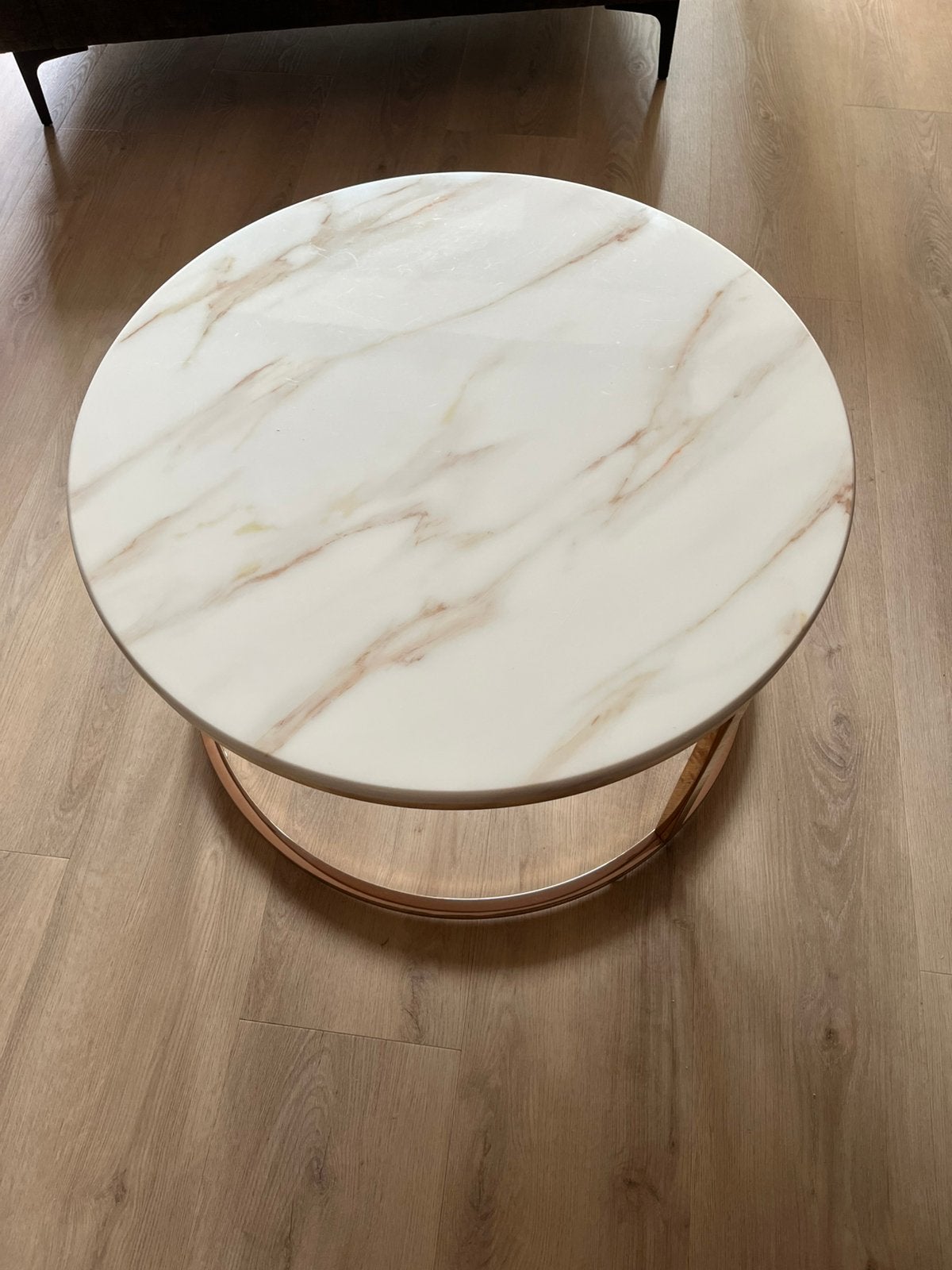 Westwing salontafel met marmer look en koper onderstel, Ophalen, Rond, 50 tot 100 cm, Zo goed als nieuw