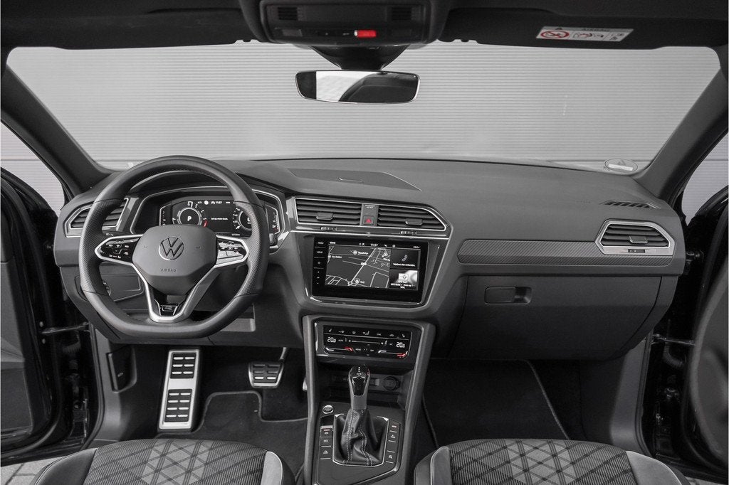 Volkswagen Tiguan 1.4 TSI eHybrid R-Line 360° Black Pack 20, Auto's, Volkswagen, Gebruikt, Zwart, 4 cilinders, Leder en Stof