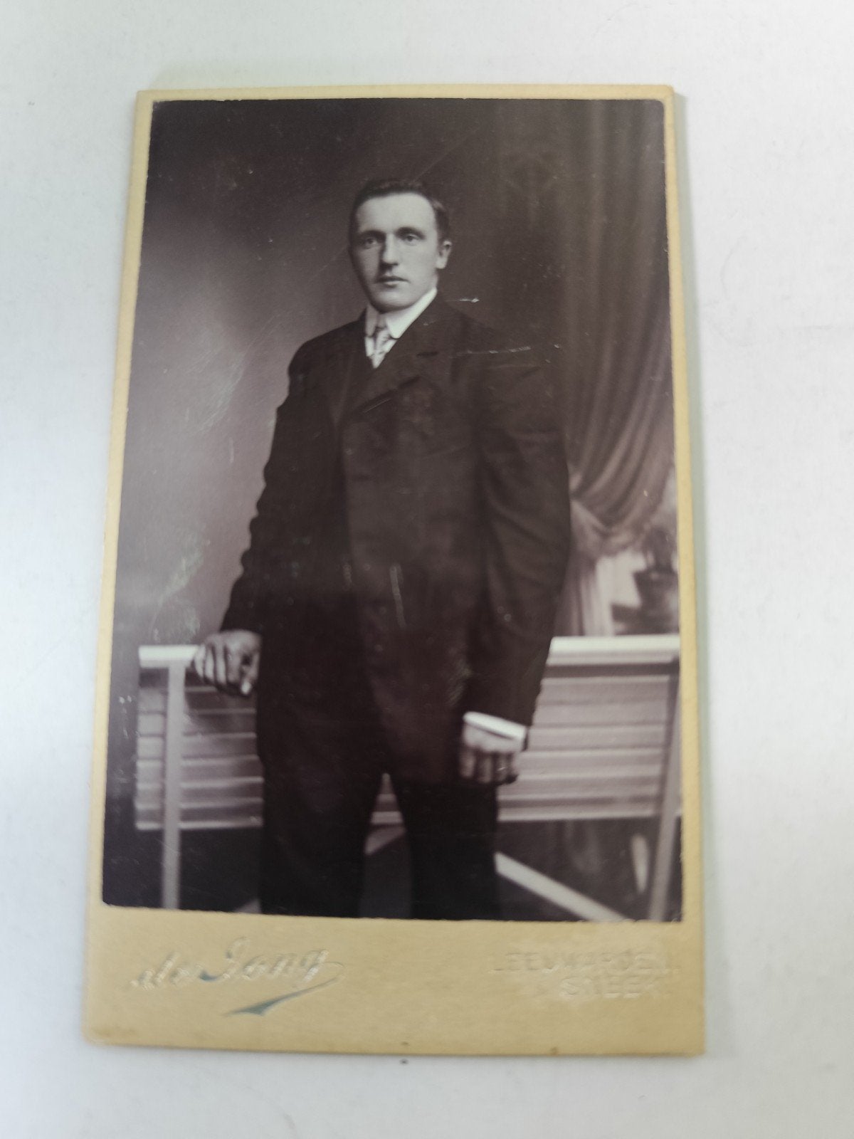 CDV Man - Fotogr. Atelier De Jong Leeuwarden Sneek, Verzamelen, Gebruikt, Foto, Ophalen of Verzenden, Voor 1940