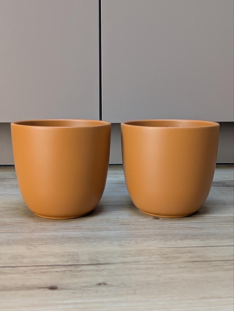 2 Bloempotten (13 cm hoog, terra / okergeel, Intratuin), Tuin en Terras, Bloempotten, Ophalen, Rond, Binnen, Zo goed als nieuw