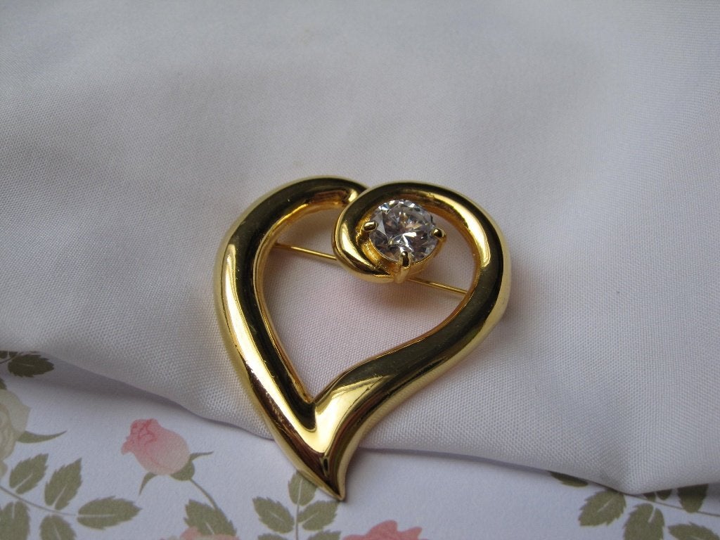 Broche hart met grote heldere kristal rijnsteen, Sieraden, Tassen en Uiterlijk, Met kristal, Overige materialen, Verzenden, Zo goed als nieuw