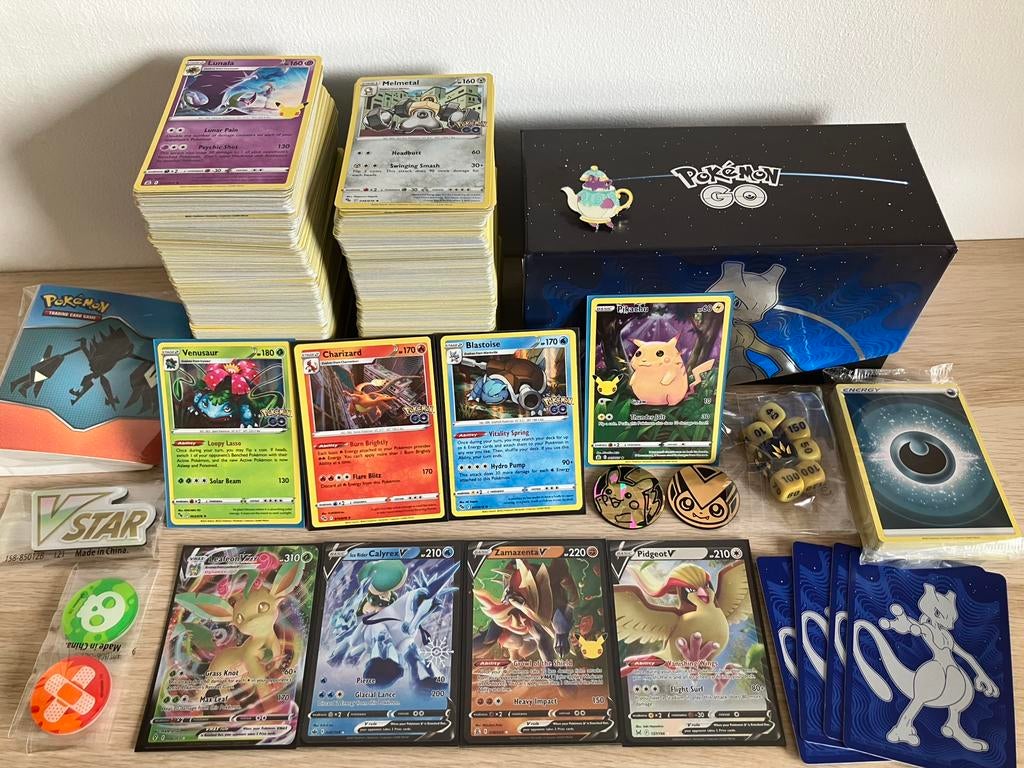 Set van 920 verschillende originele Pokemon kaarten, Hobby en Vrije tijd, Verzamelkaartspellen | Pokémon, Meerdere kaarten, Foil