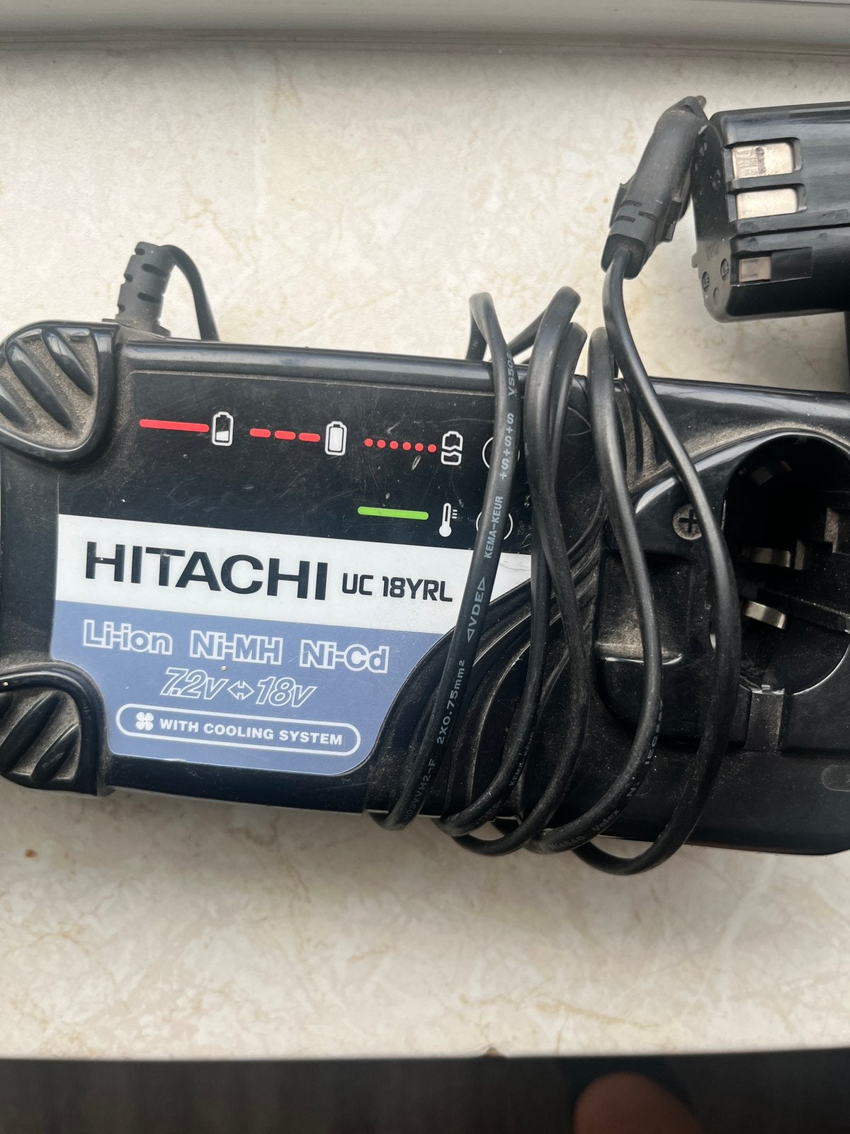 1x LaderHitachi uc 18rl  3x accu ebm1830 1x zaklamp, Ophalen of Verzenden, Nieuw