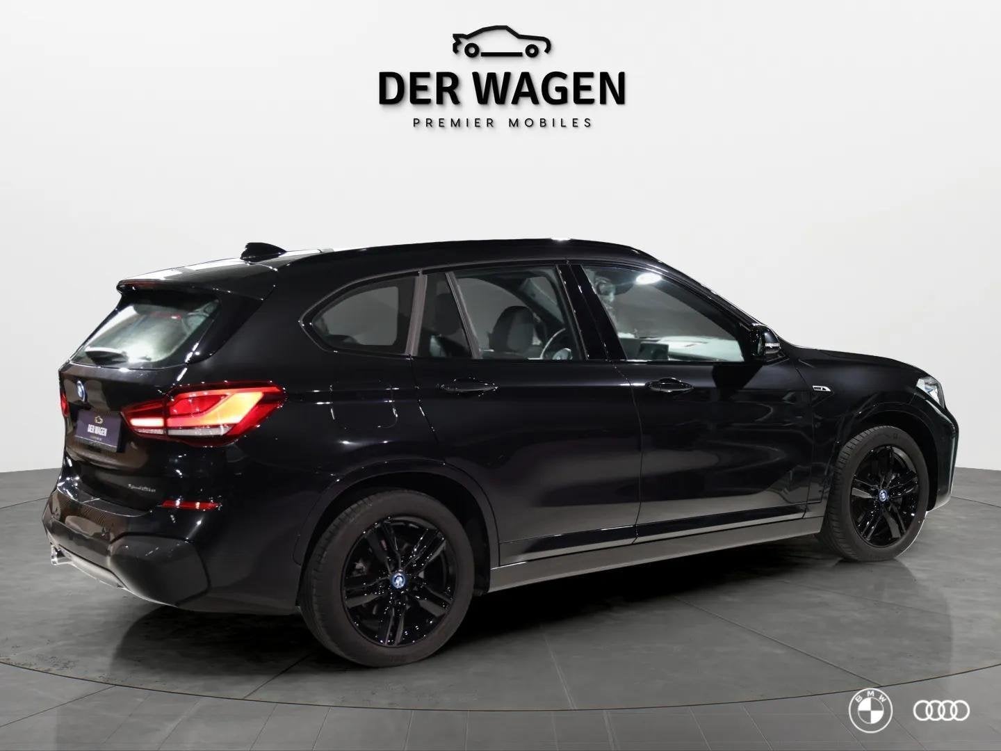 BMW X1 xDr25e M SPORT BLACK ED / ACC / TREKHAAK / AMBIENTE /, Auto's, BMW, Met garantie (alle), Leder en Stof, Zwart, Bedrijf