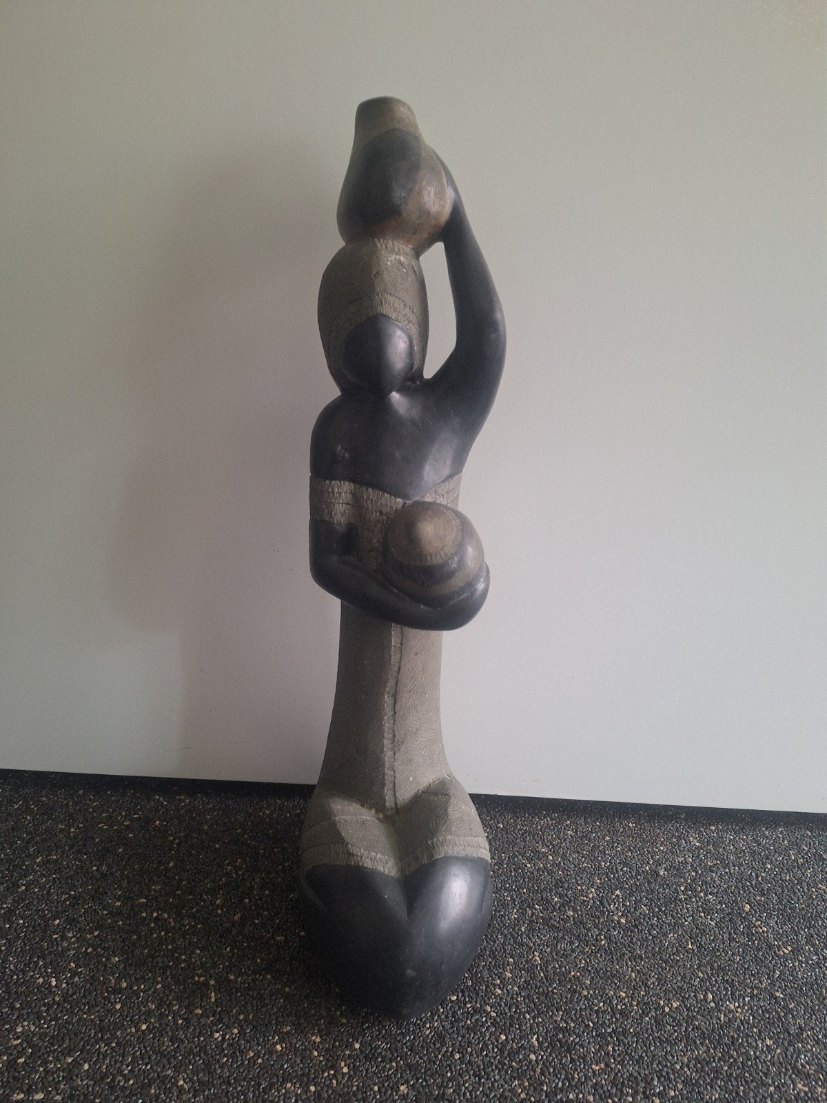 Mooi zwaar beeld van vrouw met kruik en kind, Ophalen