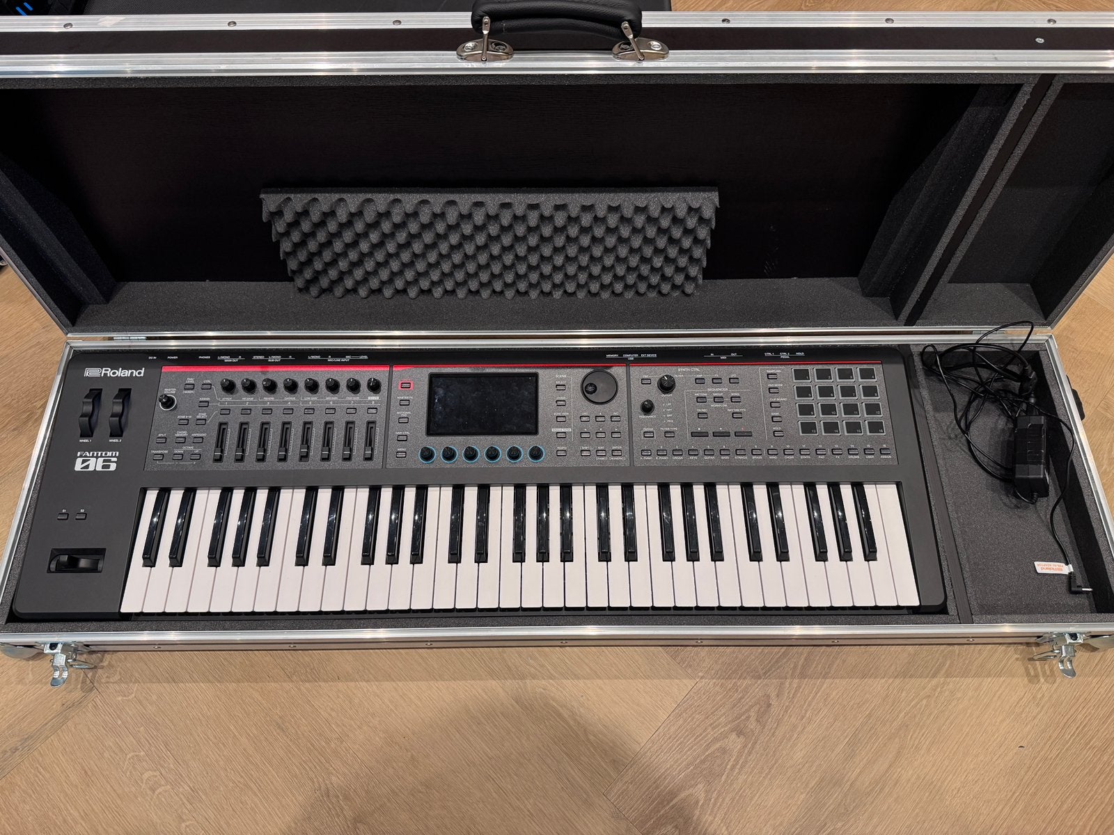 Roland fantom 06 incl Thon flightcase (+2,5 jaar garantie), Ophalen, 61 toetsen, Roland, Zo goed als nieuw