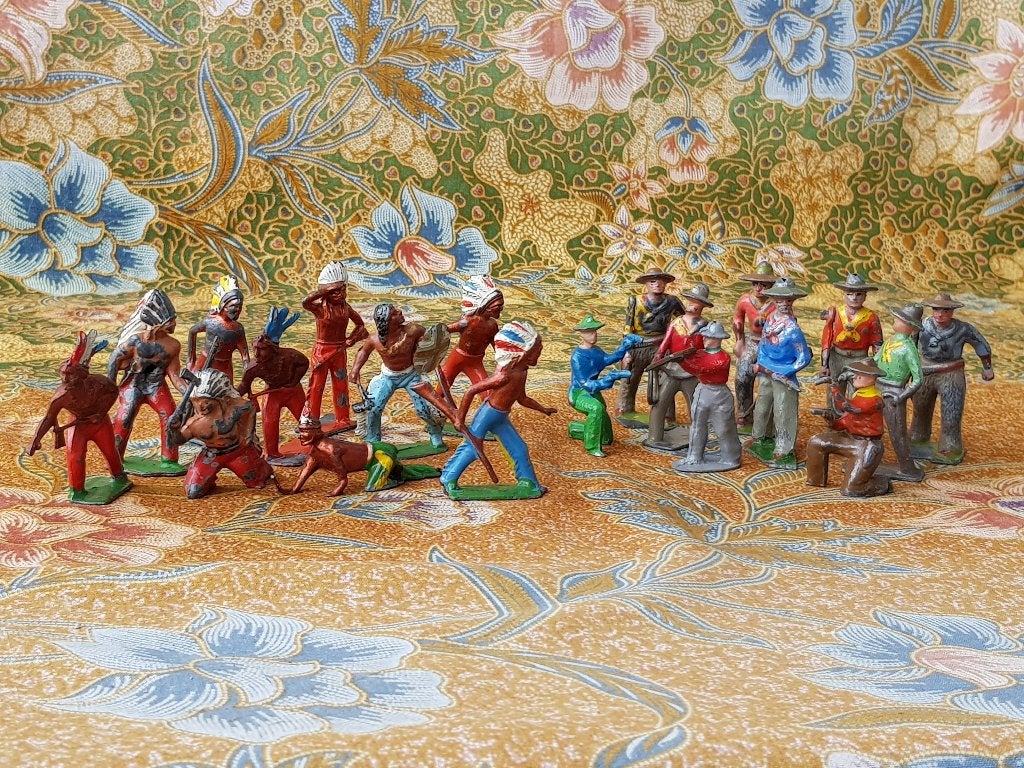 20 cowboys en Indianen mooi oud Engels speelgoed van tin.