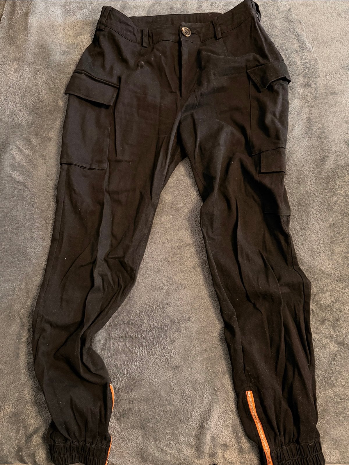 Zwarte jogging/cargobroek met oranje ritsen - Maat M, Kleding | Heren, Ophalen of Verzenden, Gedragen, Maat 48/50 (M), Zwart