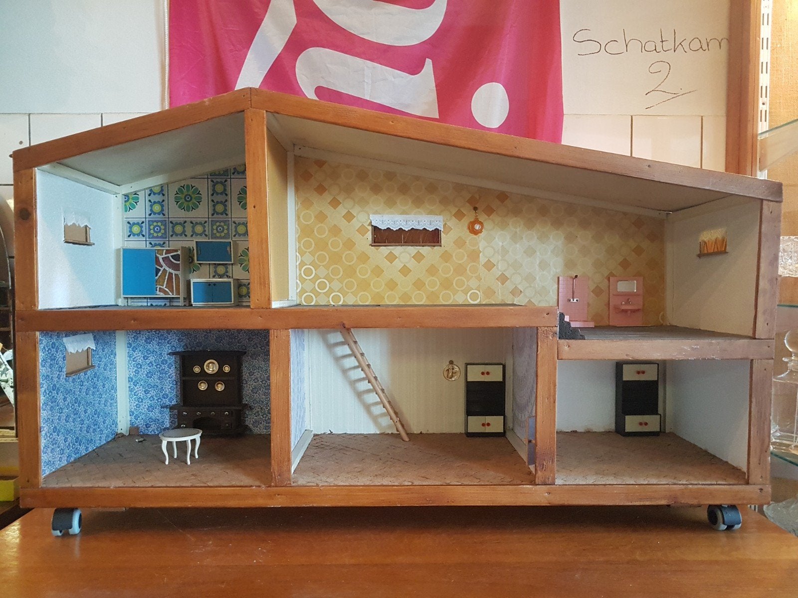 vintage verrijdbaar poppenhuis met roze badkamer,  trap, Ophalen, Poppenhuis