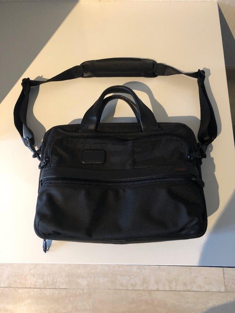 Tumi laptoptas, Ophalen, 17 inch of meer, Zo goed als nieuw, Zwart