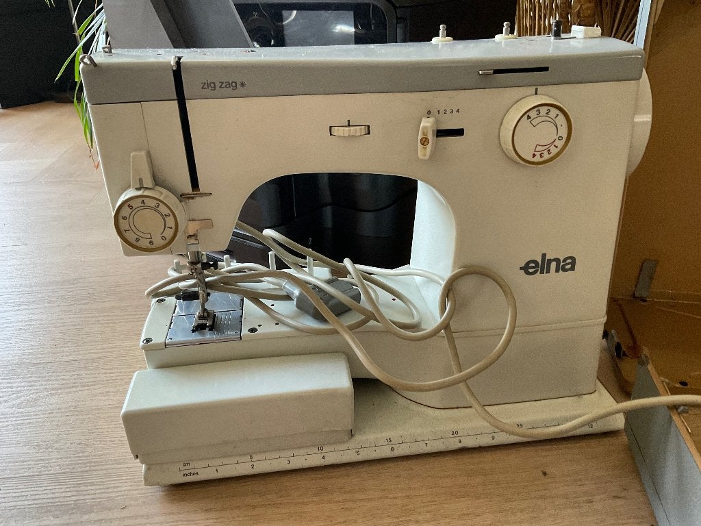 Vintage Elna naaimachine - gratis op te halen, Hobby en Vrije tijd, Naaimachines en Toebehoren, Ophalen, Gebruikt, Naaimachine