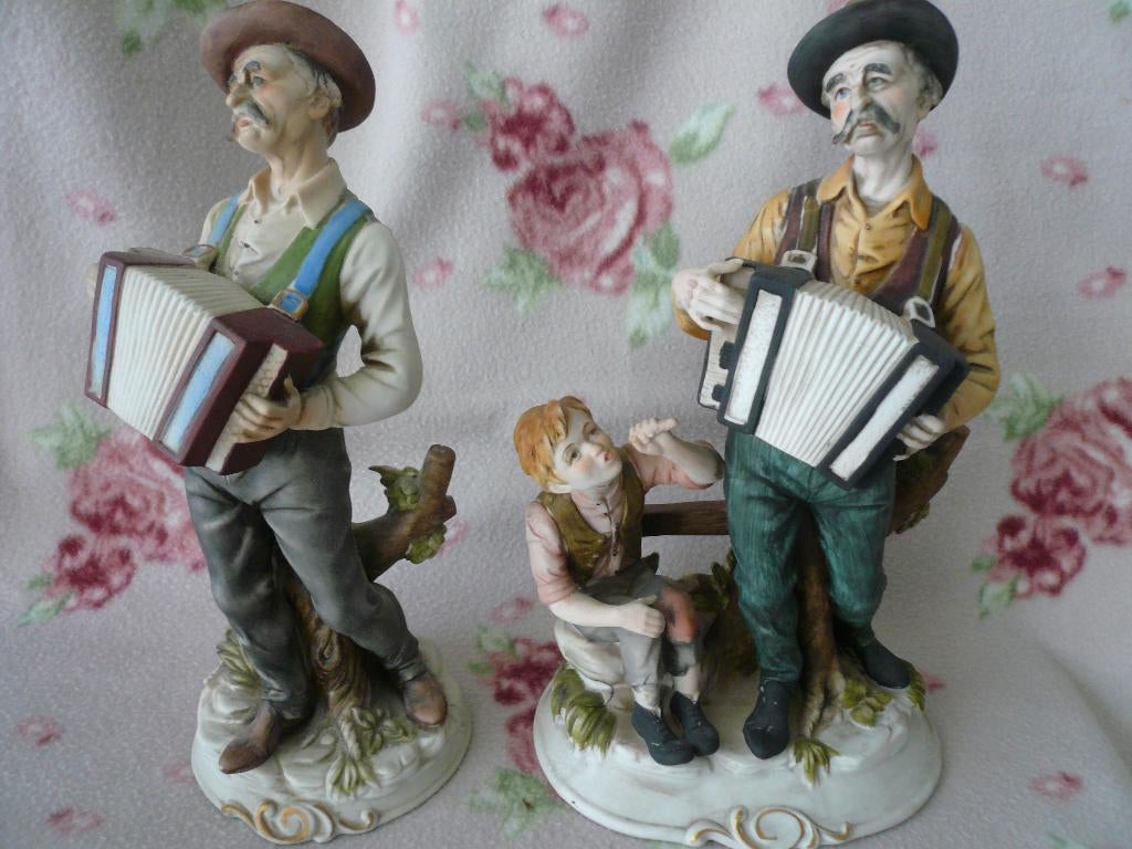 2 x beeld biscuit porselein man instrument, Ophalen of Verzenden