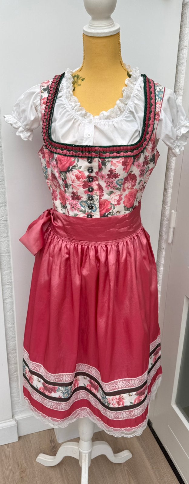 Tiroler dirndl van Country Line maat 42 met short, Ophalen of Verzenden, Zo goed als nieuw, Maat 42/44 (L), Carnaval