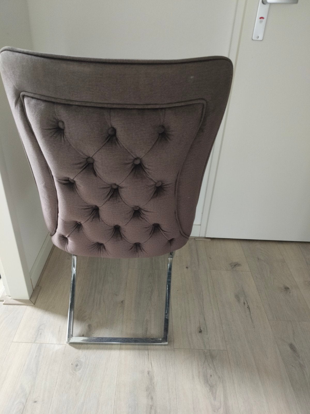 Moderne eetkamerstoel met gecapitonneerde rugleuning, Huis en Inrichting, Stoelen, Ophalen, Gebruikt, Stof, Vier