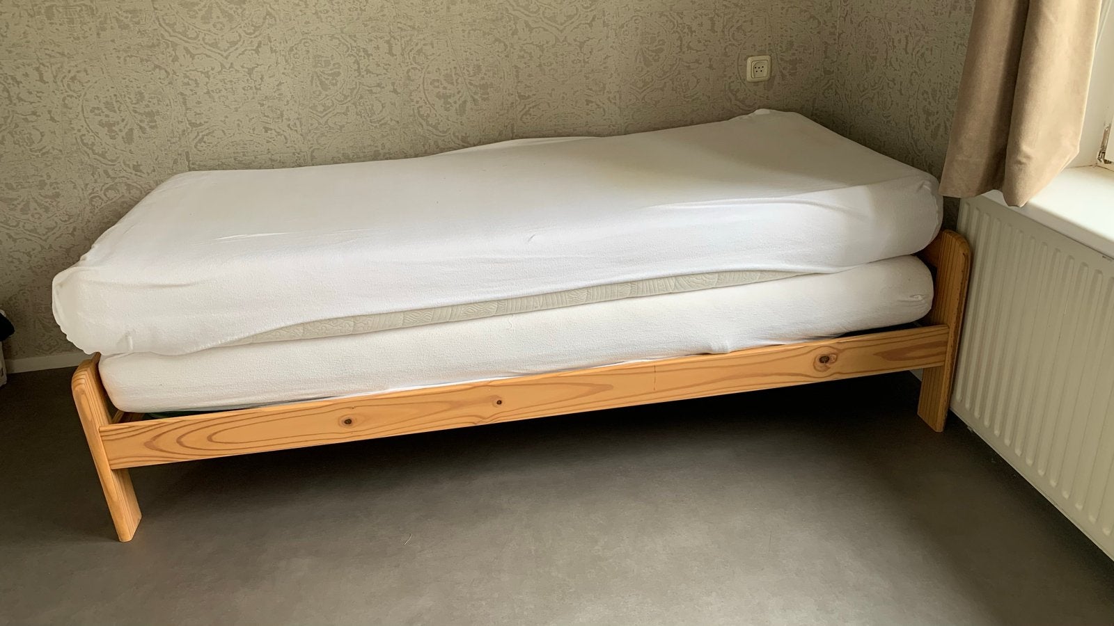 Eenpersoons houten ledikant 90x200 met 2 matrassen, Huis en Inrichting, Slaapkamer | Bedden, Ophalen, 90 cm, Eenpersoons, Zo goed als nieuw