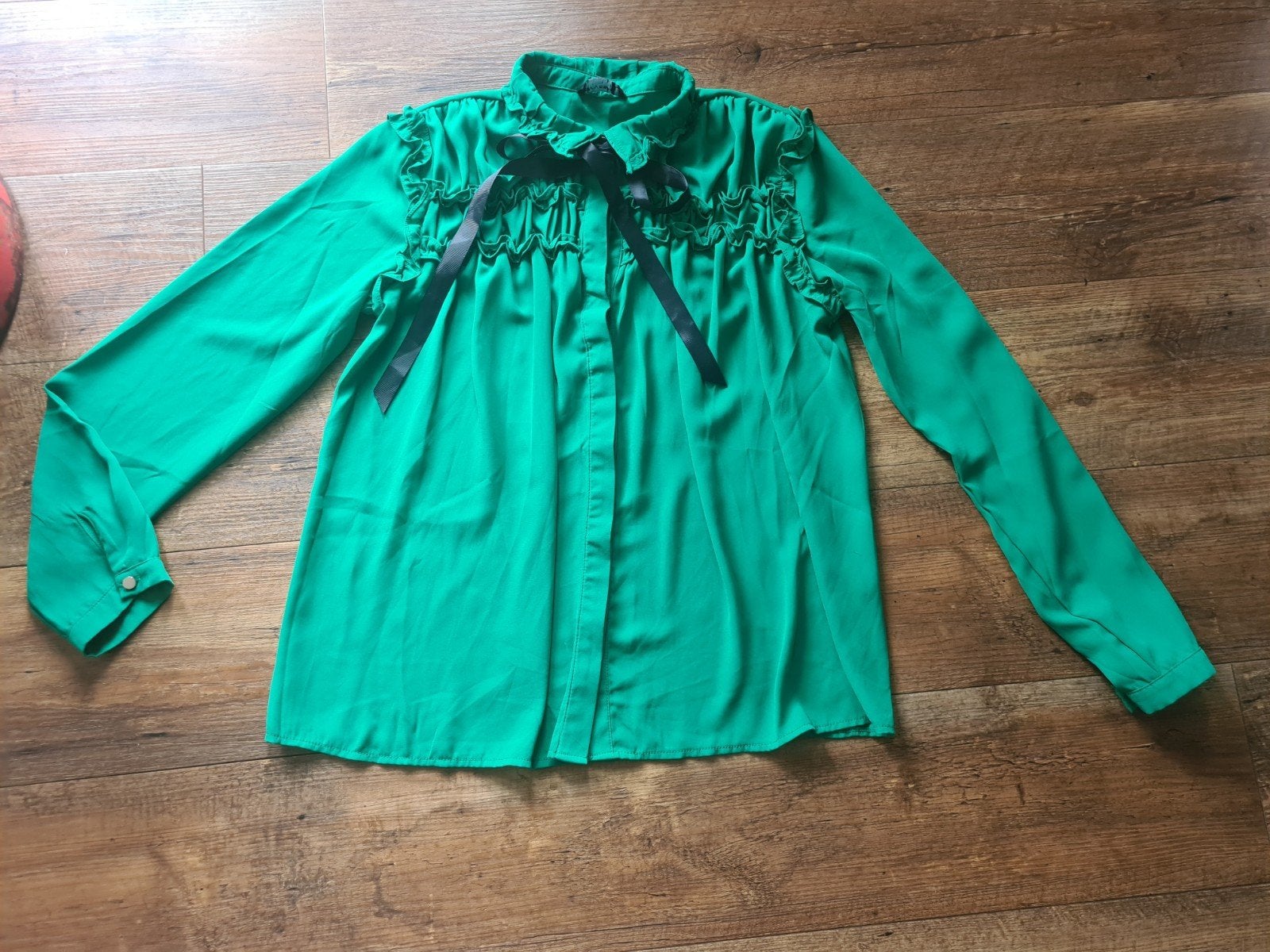 mooie groene blouse met strik en roesjes mt L, Ophalen of Verzenden, Zo goed als nieuw, Groen, Maat 42/44 (L)