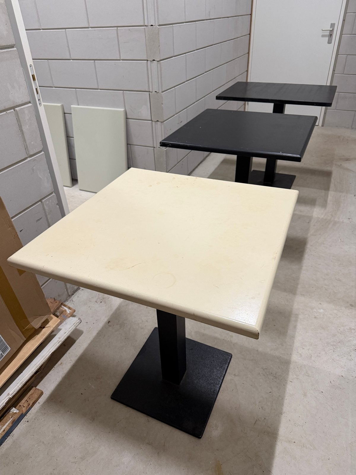Vierkante (bistro)tafels, zwart+creme, metalen onderstel, Ophalen, Gebruikt, Vierkant, 55 tot 75 cm