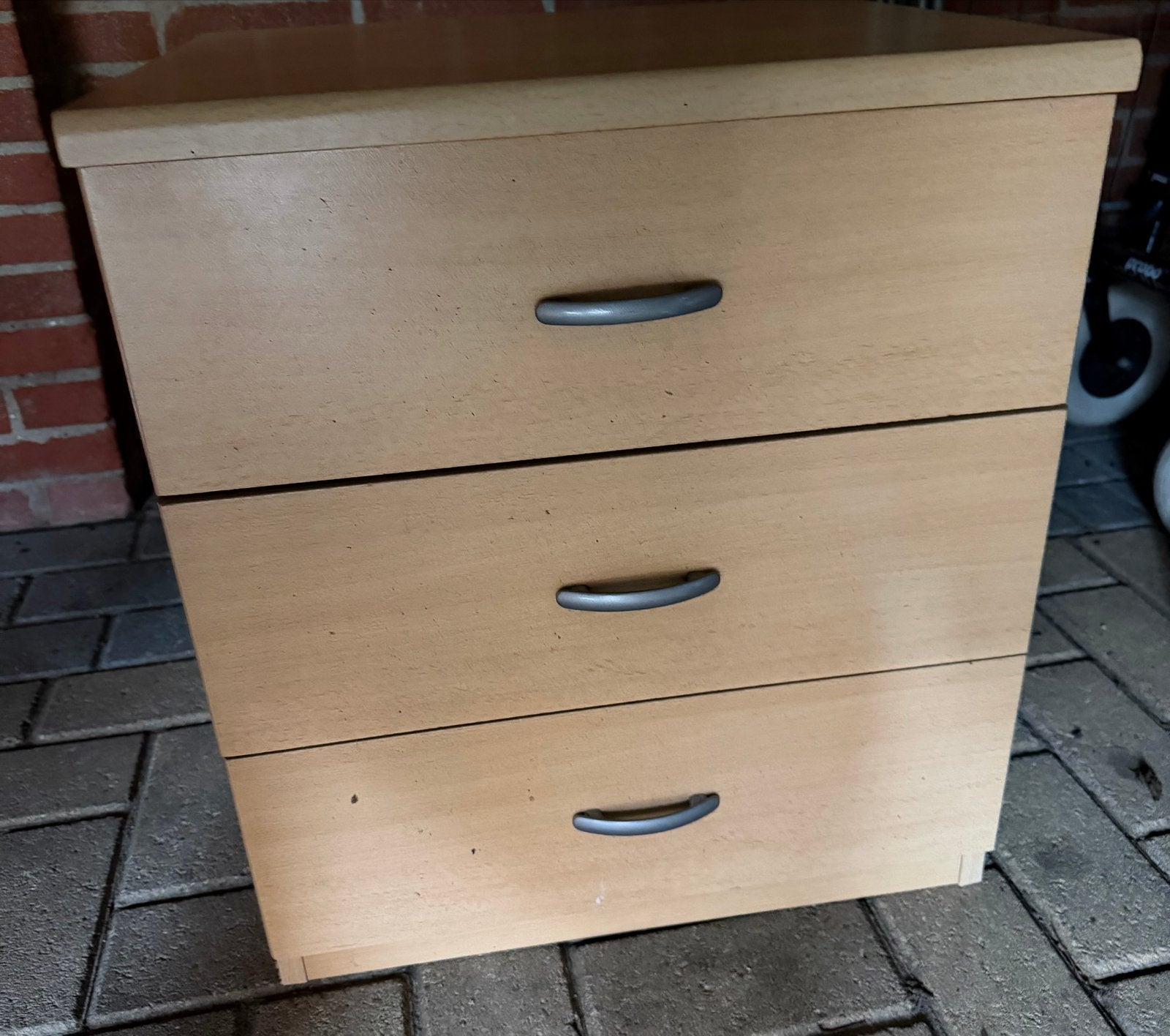 Nachtkastje met 3 lades - GRATIS OPHALEN in Doetinchem, Ophalen, Gebruikt, Minder dan 45 cm, 55 tot 70 cm