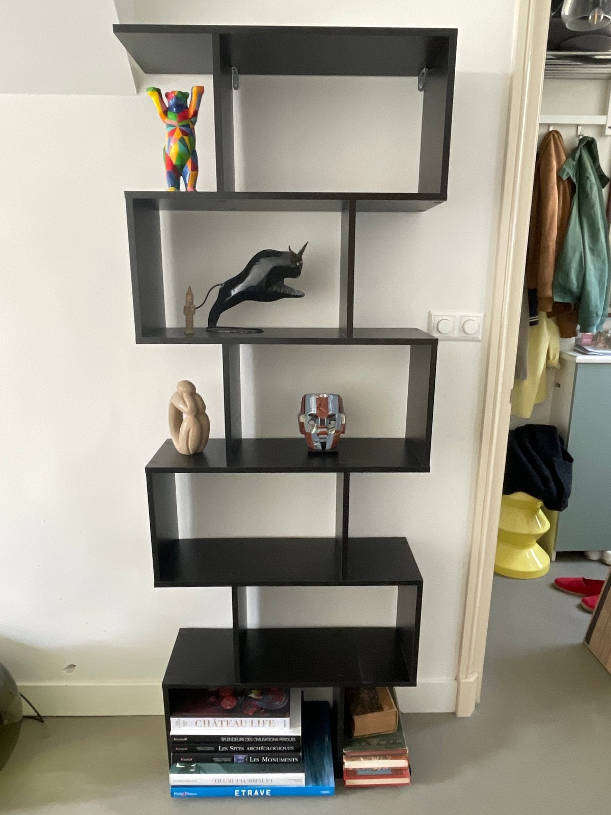 Zwarte zigzag wandplank / boekenkast, Ophalen, Met plank(en), Gebruikt, 50 tot 100 cm