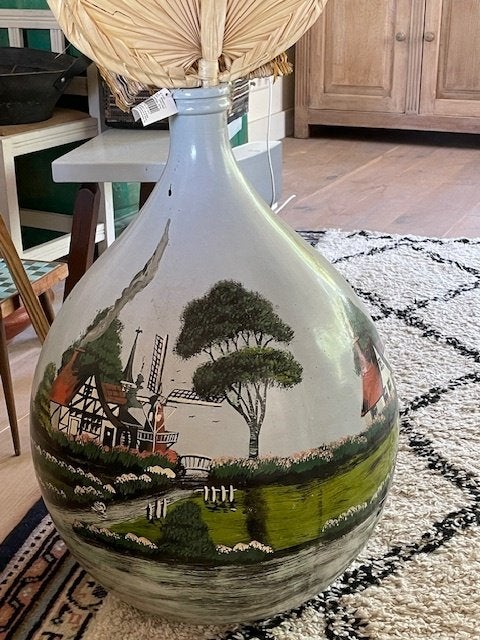 Grote glazen fles / chloorfles. Beschilderd landschap huisje, Antiek en Kunst, Ophalen