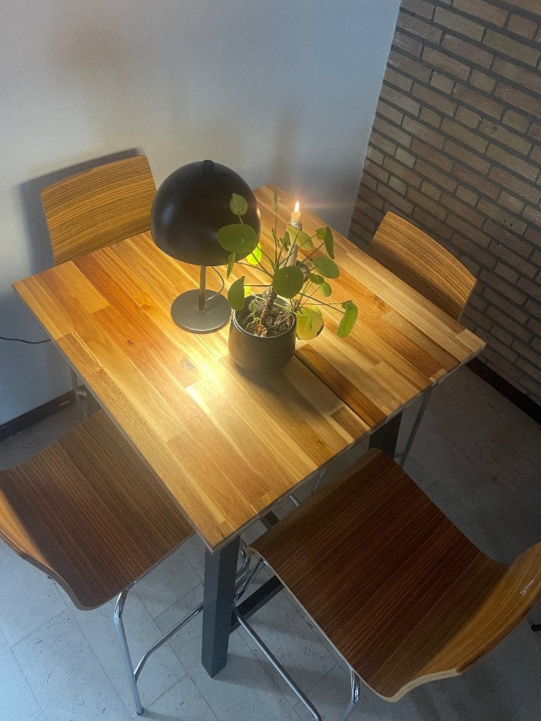 Complete  IKEA SKOGSTA Bartafel + 4 BERNHARD Barkrukken, Ophalen, Zo goed als nieuw