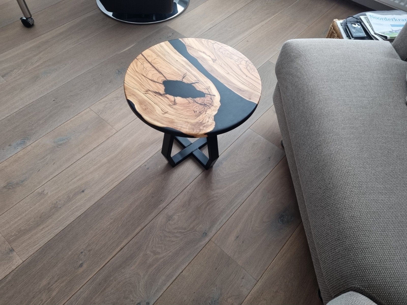 Unieke bijzettafel: Olijfhout & epoxy met stalen poot, Minder dan 55 cm, Rond, Nieuw, Ophalen of Verzenden