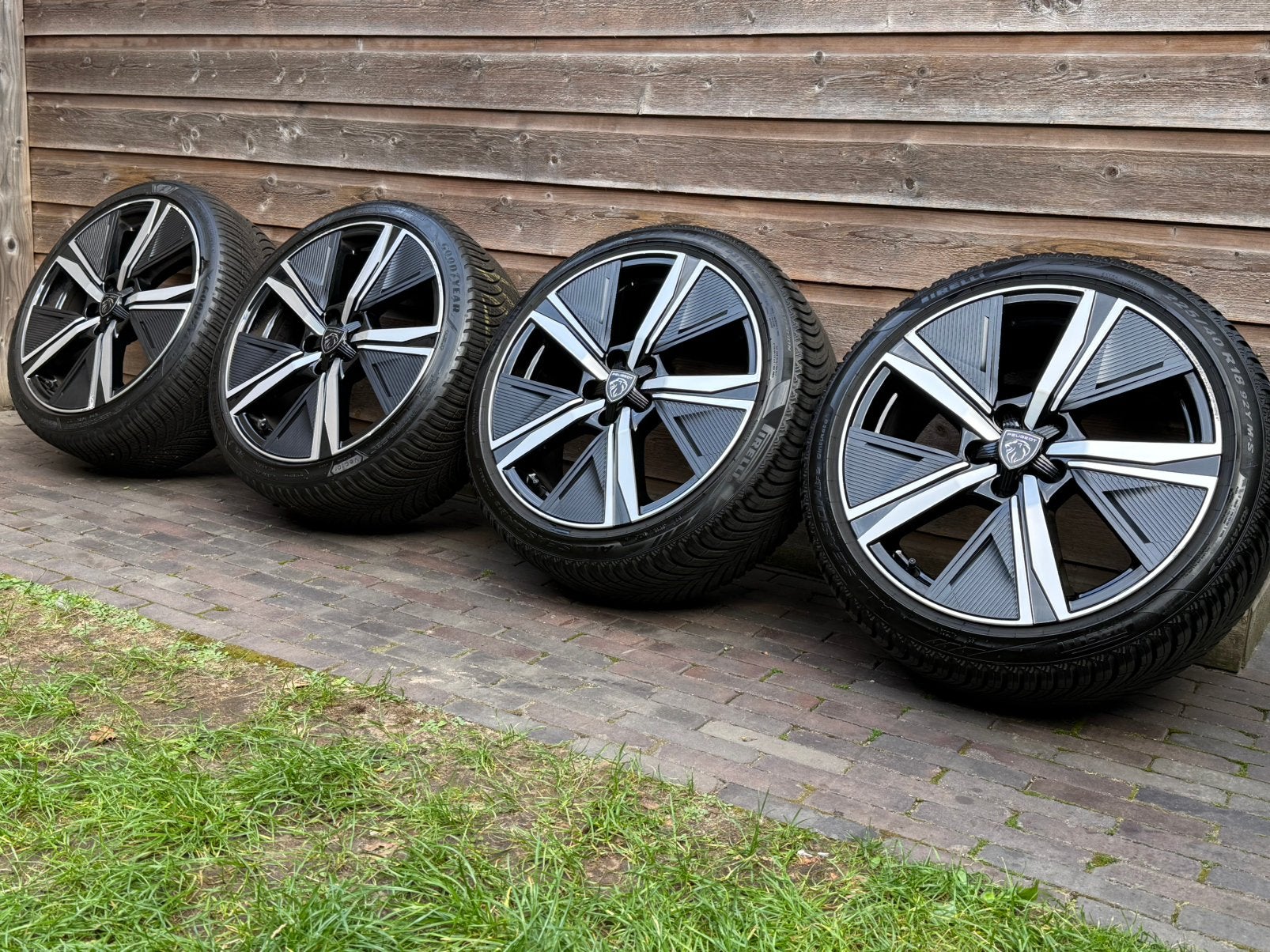 Orig Peugeot 308 GT Kamakura 18 inch velgen + Allseason