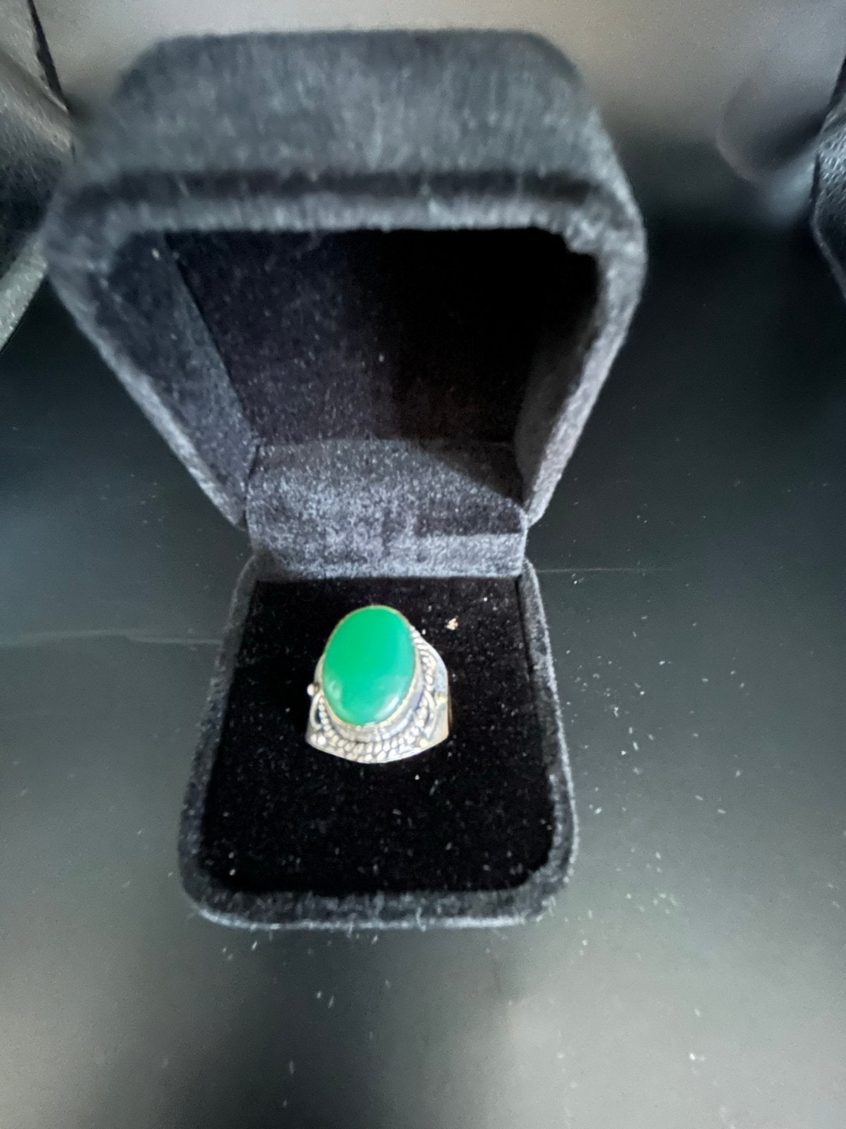 Antieke ring met groene steen, maat 20, Sieraden, Tassen en Uiterlijk, Ringen, Gebruikt, 20 of groter, Ophalen of Verzenden, Dame of Heer