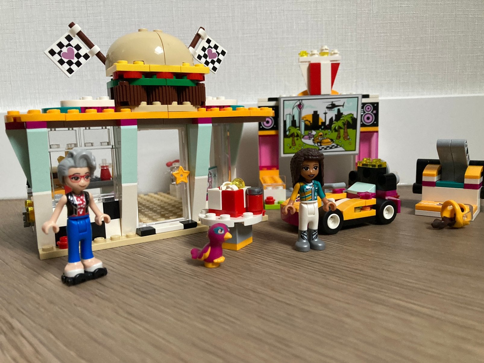 100% compleet Lego Friends 41349 Diner met Drive-in Bioscoop, Inclusief minifiguren, Lego, Friends, Ophalen of Verzenden