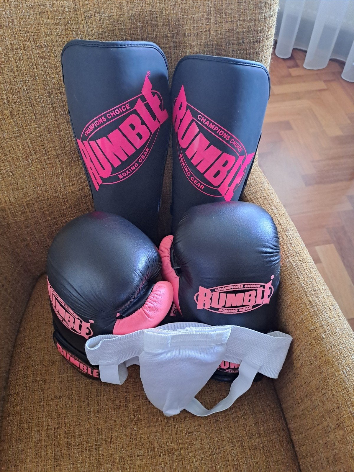 Boks set: Rumble scheenbeschermers, tok en handschoenen, Ophalen of Verzenden, Nieuw, Overige, Vechtsportmateriaal