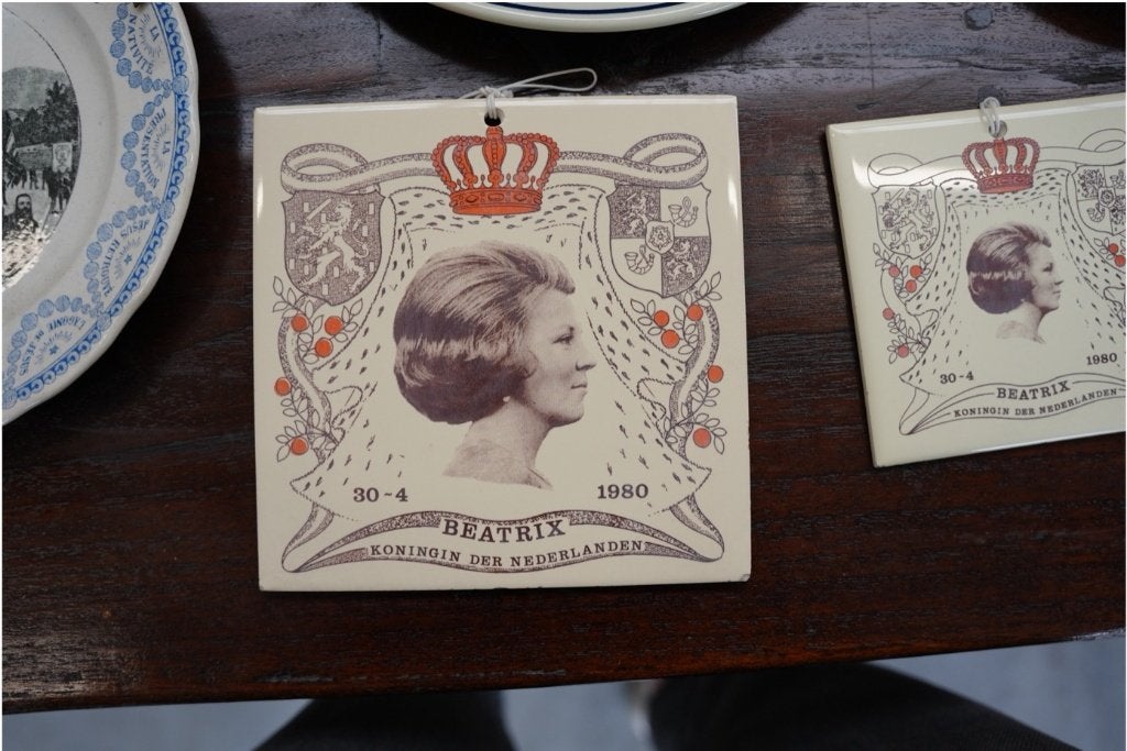 Tegel Koningin Beatrix inhuldiging 1980 - set van 2, Ophalen
