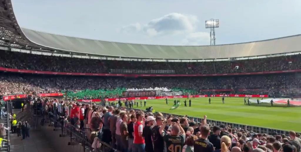 Gezocht Feyenoord seizkrt vak M of N of vergel, 1000eur
