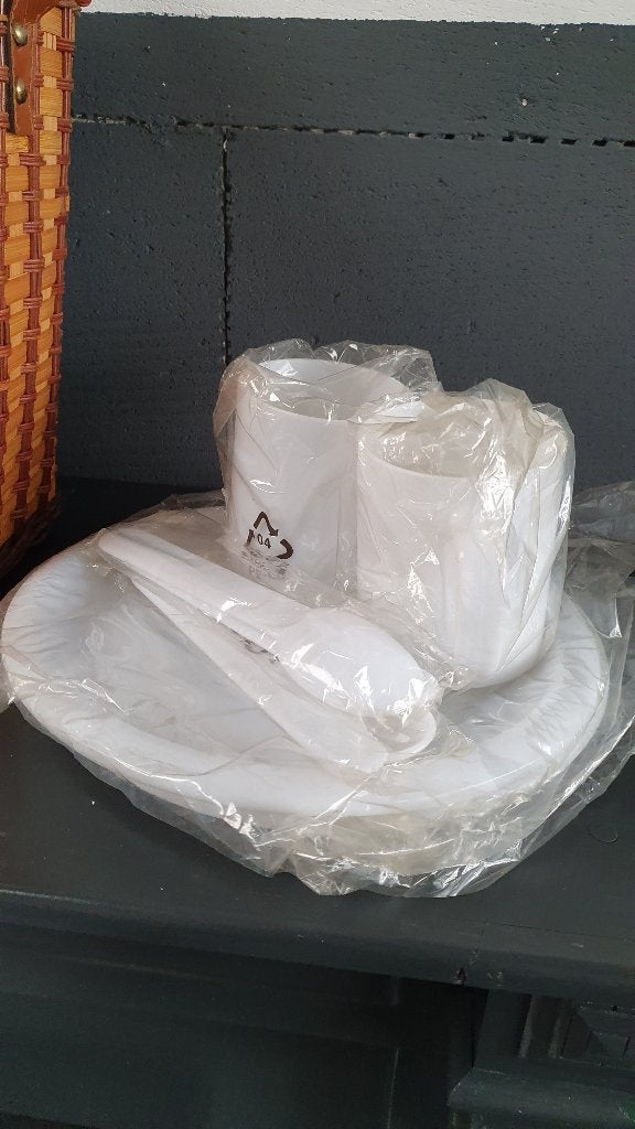 Rieten picknickmand in koffer, met hard plastic inhoud. S23, Tweedehands verkoop, Tweedehands verkoop, Gebruikt, Ophalen of Verzenden