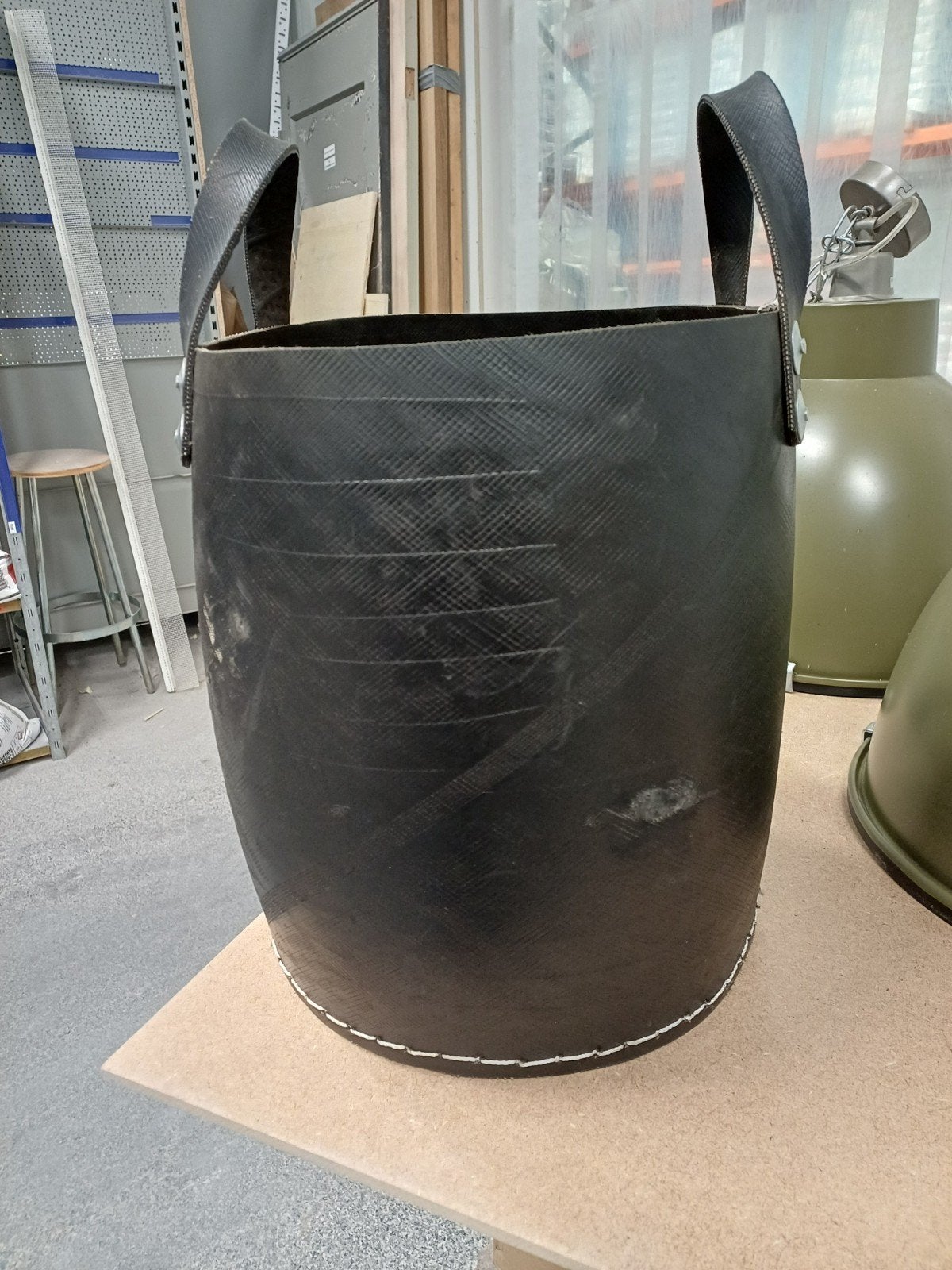 Robuuste Zwarte Mand met Handvatten - Gebruikt, Huis en Inrichting, Woonaccessoires | Schalen en Manden, Kunststof, Gebruikt, Mand