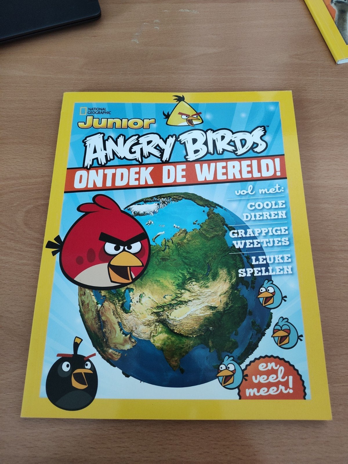 National Geographic Junior: Angry Birds Ontdek de Wereld!, Non-fictie, Ophalen of Verzenden, Zo goed als nieuw, National Geographic Junior