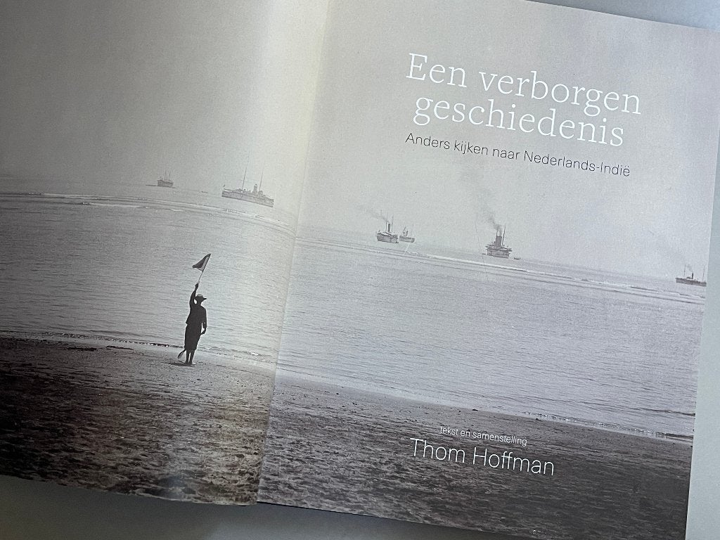 Een verborgen geschiedenis. Anders kijken naar Ned. Indië, Ophalen of Verzenden, Zo goed als nieuw
