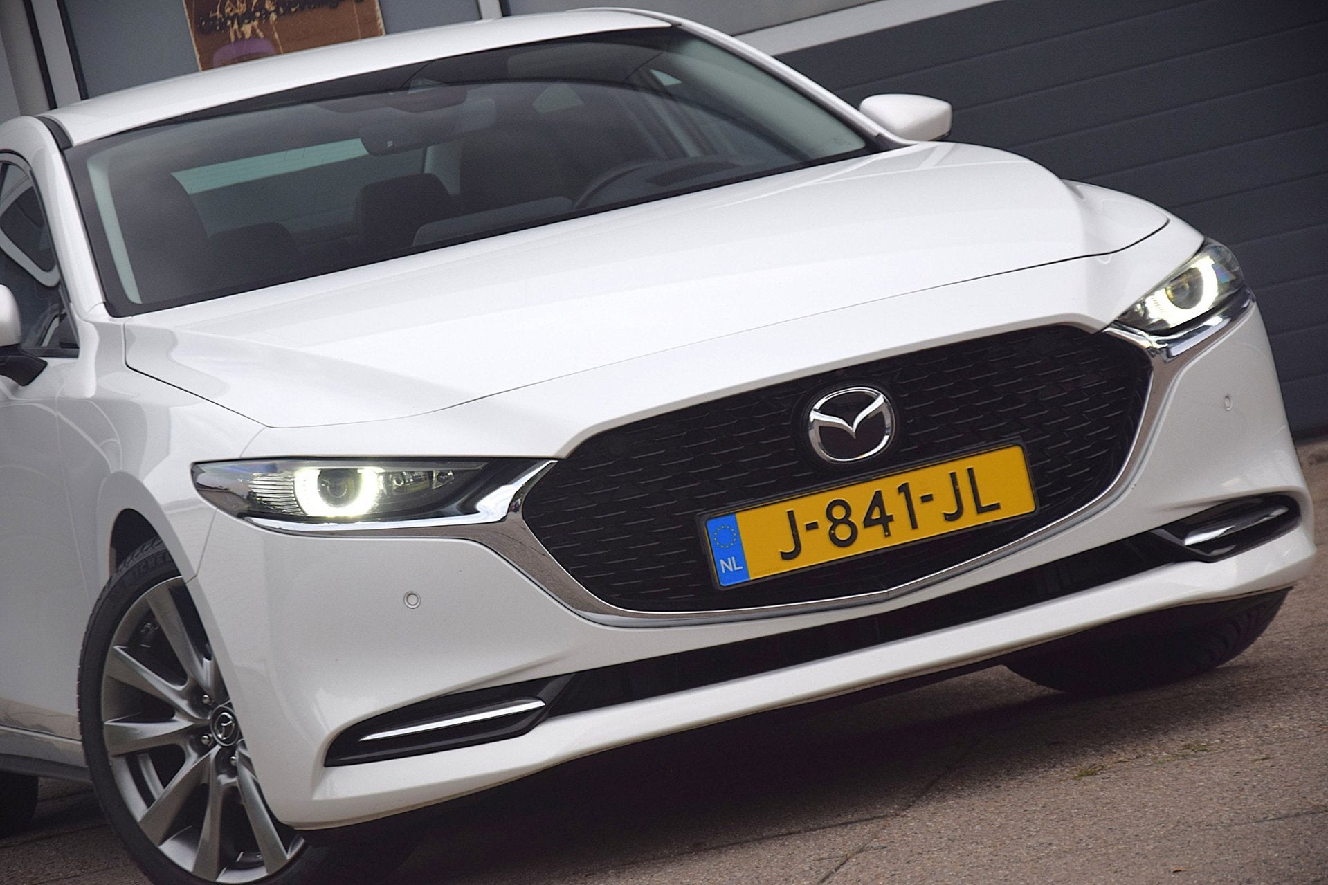 Mazda 3 2.0 e-SkyActiv-X M Hybrid 180 Luxury 360 CAMERA/FILE, Auto's, Voorwielaandrijving, Gebruikt, 4 cilinders, Wit