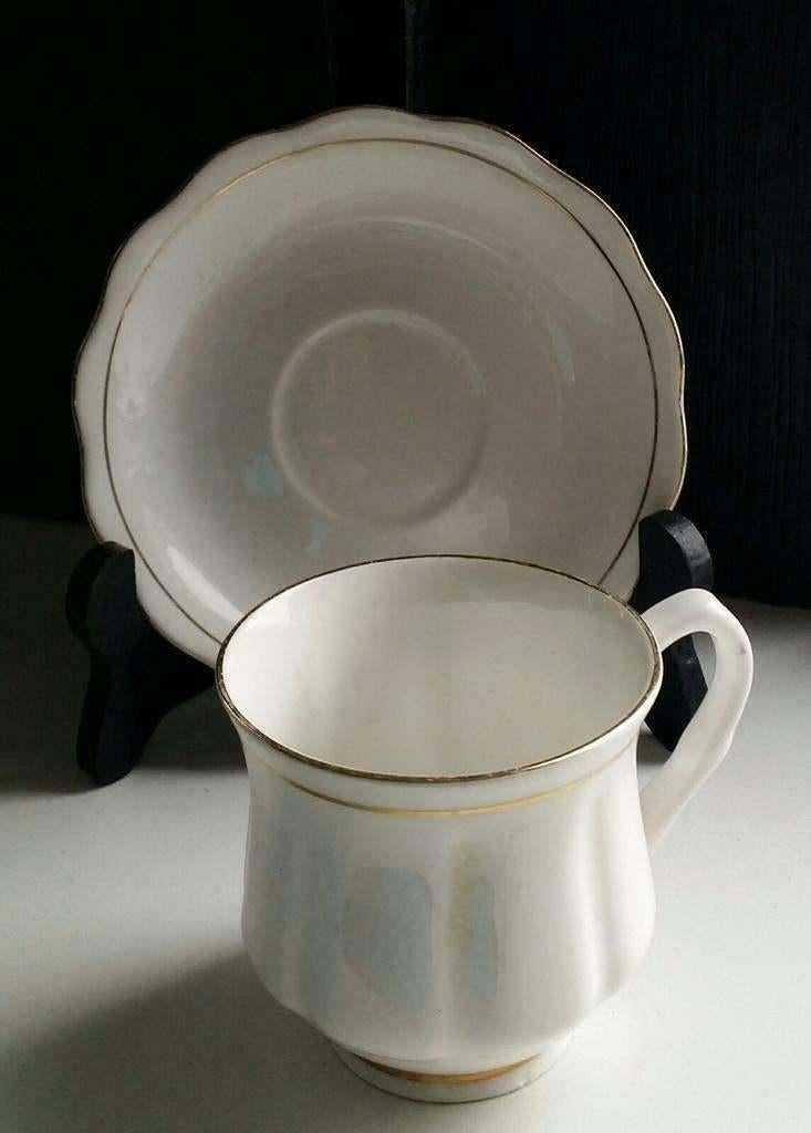 kop en schotel : fine bone china, Ophalen of Verzenden, Zo goed als nieuw, Porselein, Kop en/of schotel