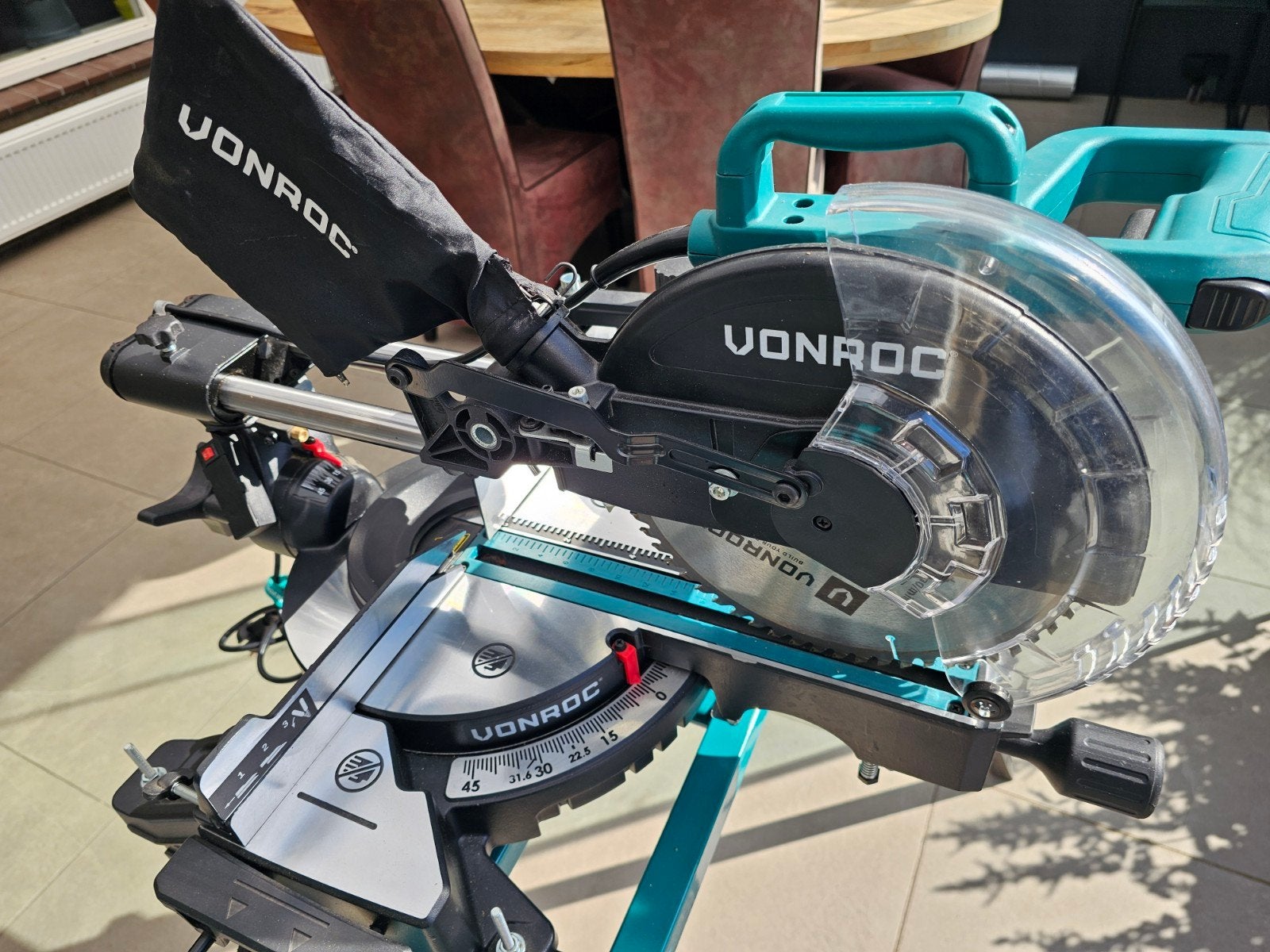 VONROC Afkortzaag met onderstel - Zo goed als nieuw, 70 mm of meer, Zo goed als nieuw, Afkortzaag, 1200 watt of meer