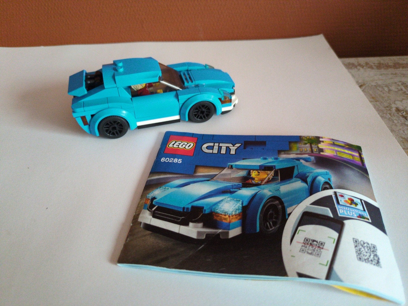 Lego City Sportwagen 60285 met minifiguur en boekje, Ophalen of Verzenden, Zo goed als nieuw