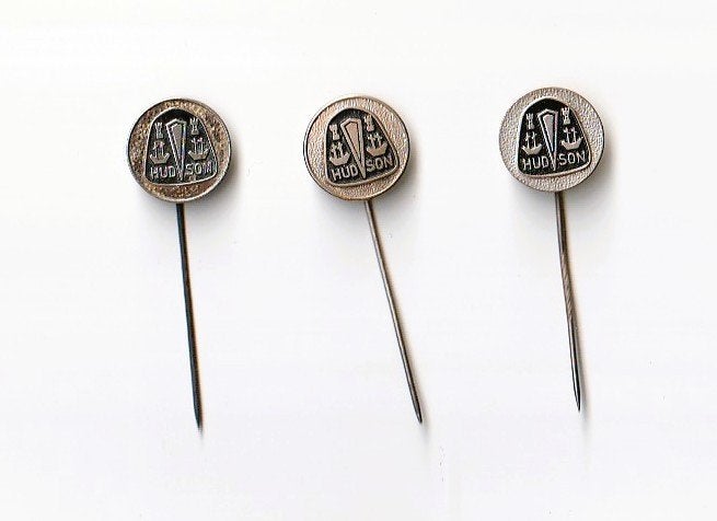 3 volmetaal spelden Hudson u.s.a. auto's, Ophalen of Verzenden, Gebruikt, Overige onderwerpen, Speldje of Pin