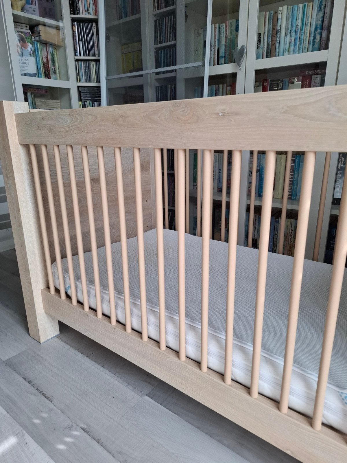 Modern baby ledikant, whitewash licht massief hout., Ophalen, Minder dan 140 cm, Minder dan 70 cm, Matras