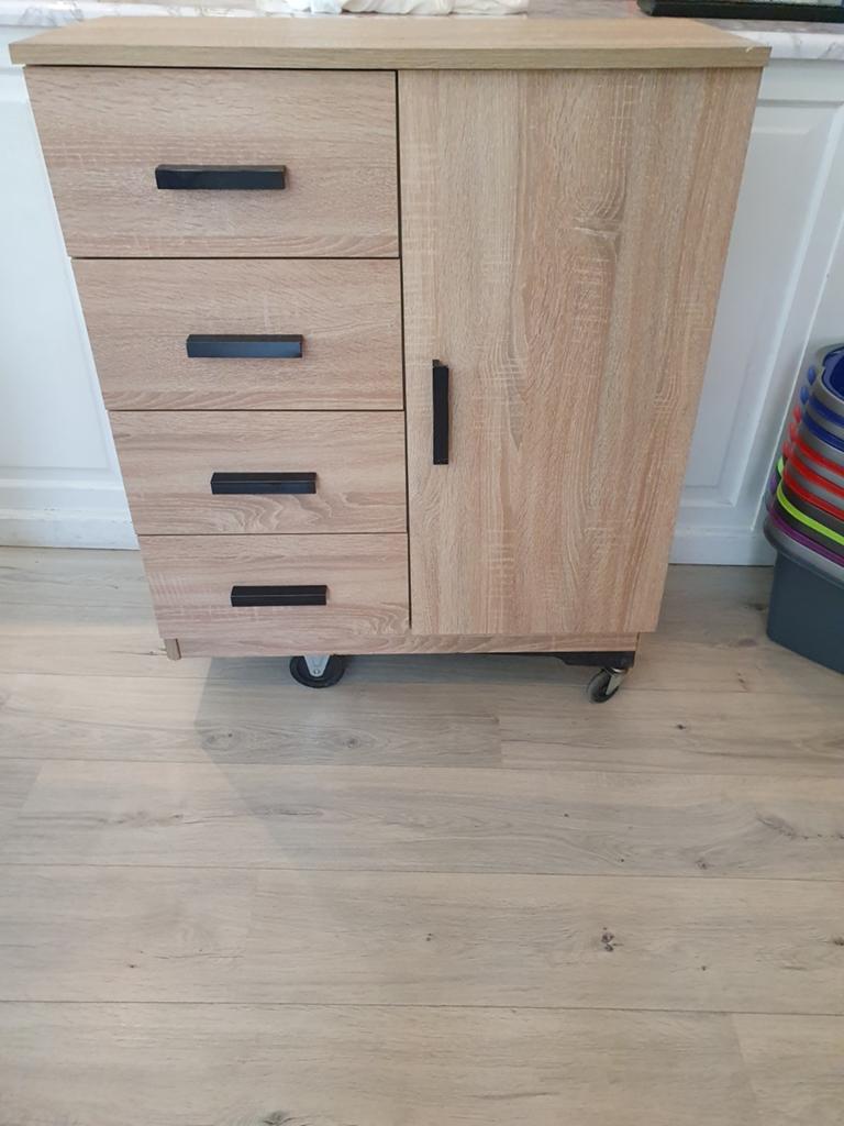 Houten ladekastje met wieltjes en deurtje, Huis en Inrichting, Kasten | Ladekasten, Gebruikt, Modern, functioneel, Onbekend, 3 of 4 laden