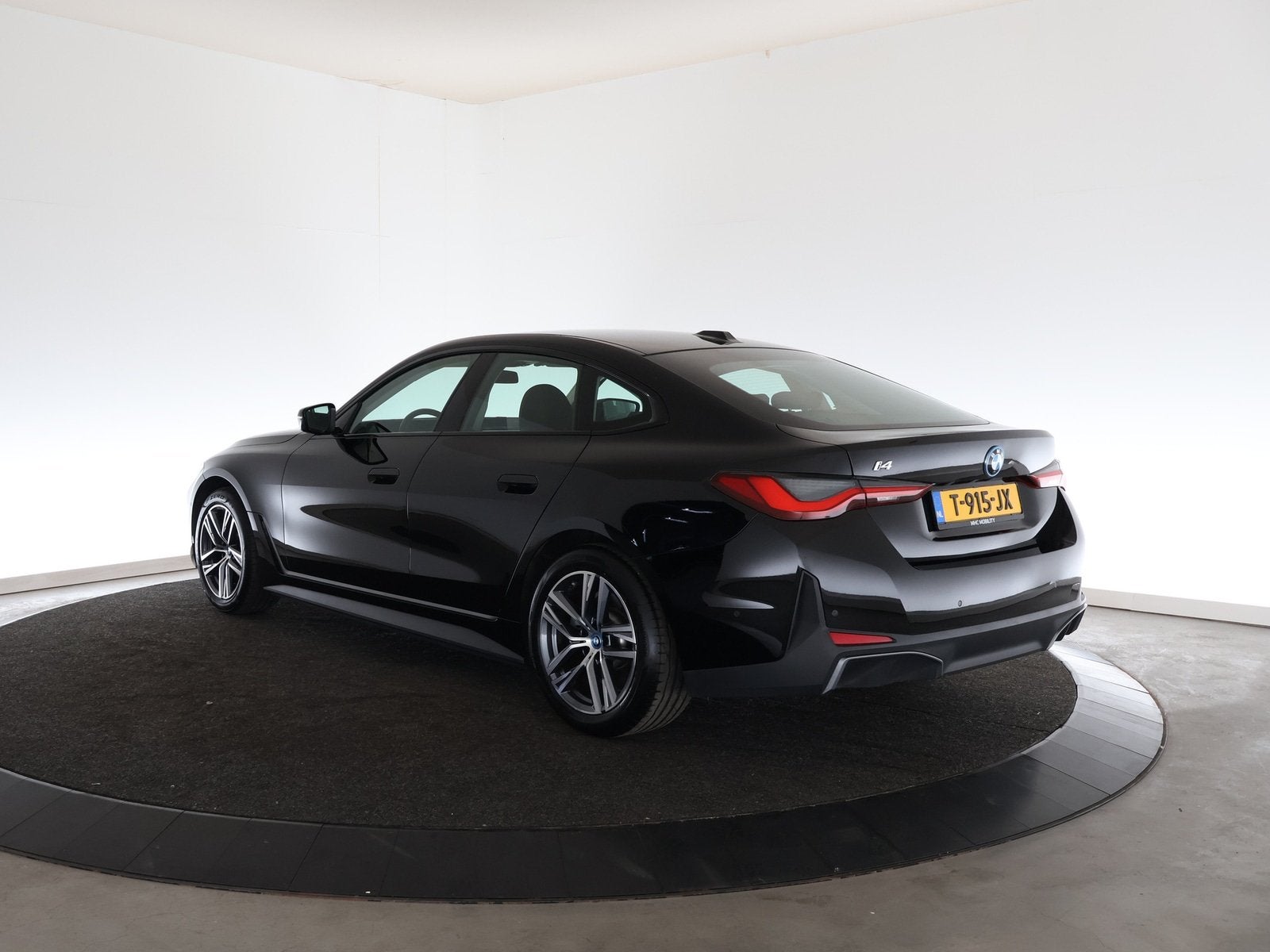BMW i4 eDrive40 84 kWh (bj 2023, automaat), Auto's, Leder en Stof, Origineel Nederlands, Te koop, 750 kg