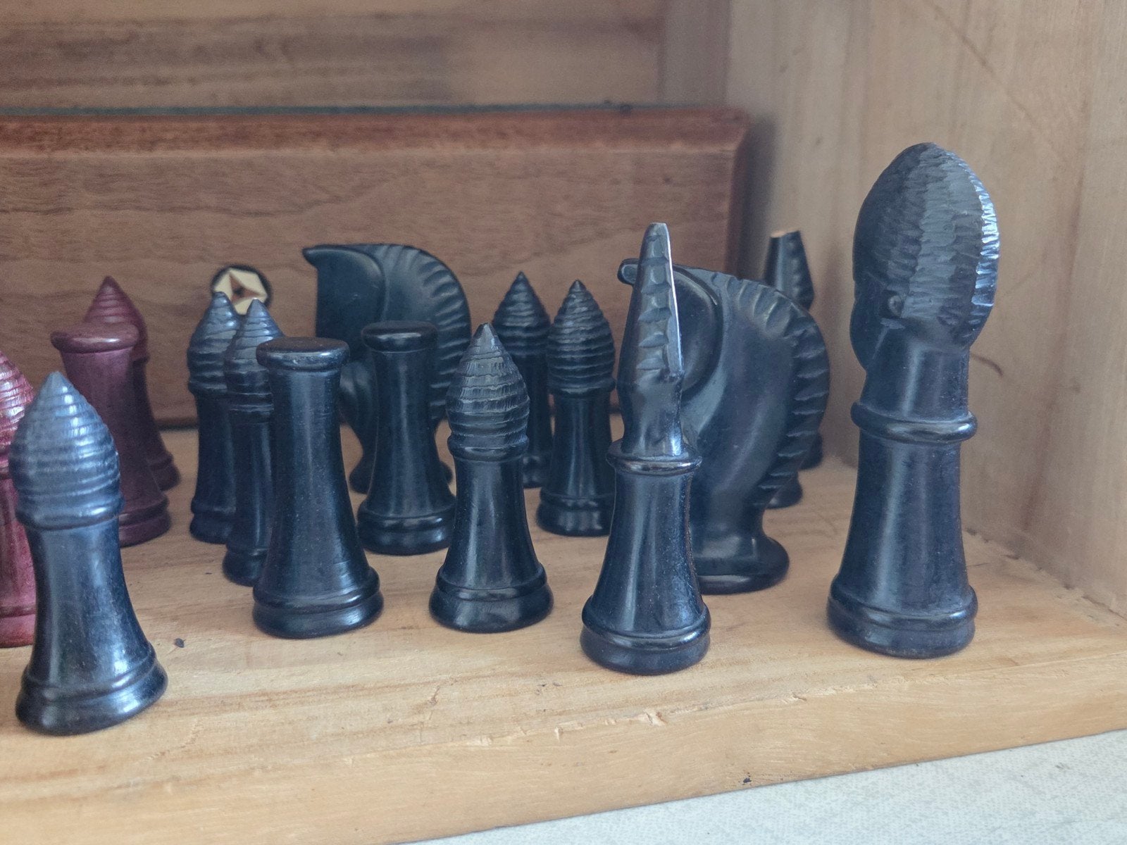 Uniek Schaakspel met Handgesneden Stukken in Houten Kist, Een of twee spelers, Ophalen of Verzenden, Gebruikt