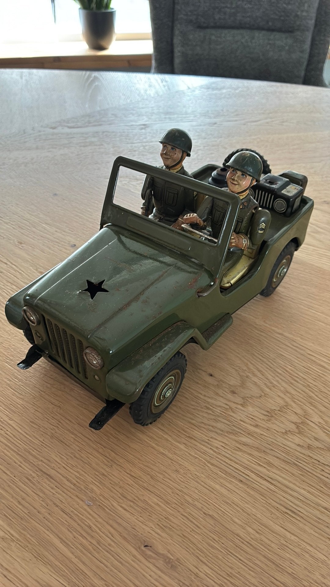 Oude blikken militaire wagen, Ophalen